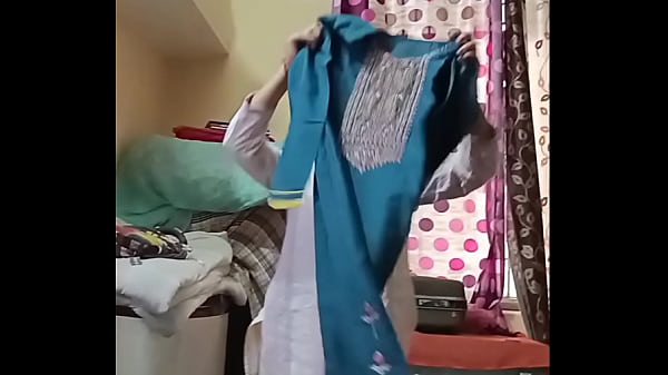 Teenage bhabhi love to suck my dick with chocolate long time | Sexycoupleindia |