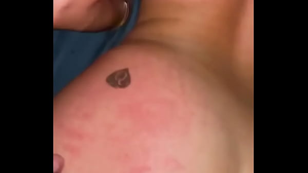 白人女孩乱搞英国广播公司而男友握住她的手