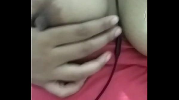 Femme Vidéo Appelant Frère Frère Avec Du Miel Sur Ses Mamelons.