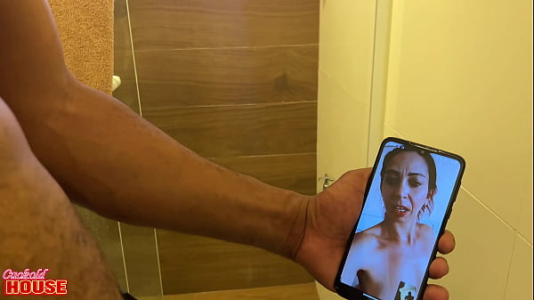 Download Video - MILF safada faz v&iacute;deo chamada pro marido corno v&ecirc;-la num menage a trois