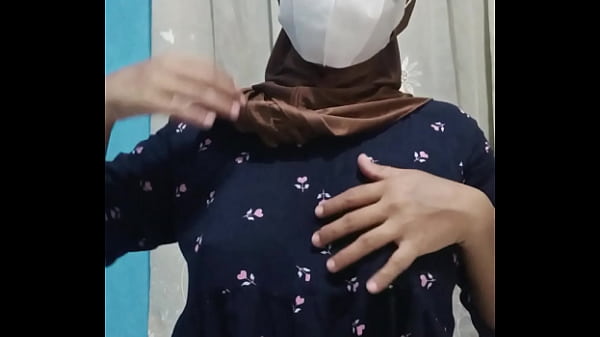 Beautiful hijab student masturbates when the house is quiet