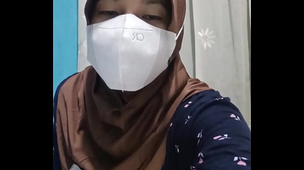 Beautiful hijab student masturbates when the house is quiet