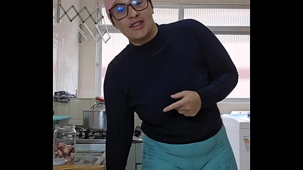 Making food and showing pussy on Live