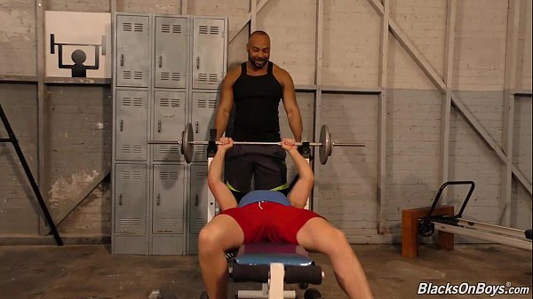 Download Video - Muscular white guy goes black in a gym