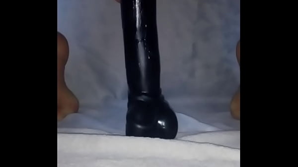 A huge (32/7cm) dildo fits completely into my g...