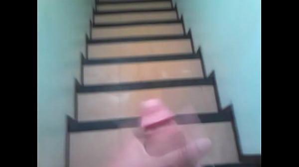 Punheta na escada do pr&eacute;dio