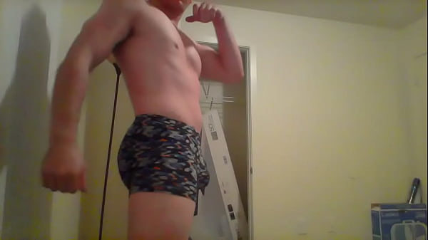 Jeune Homme En Forme Exhibe Le Cul Serré Et Grand Renflement