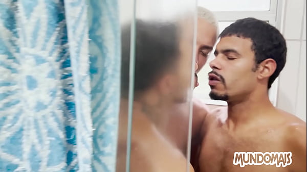 Fetiche de Caras tomando banho Pelad&otilde;es (parte 12)