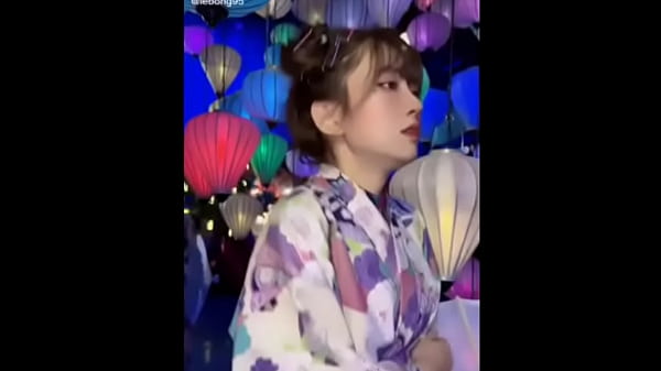 LêBống rên trong bộ kimono