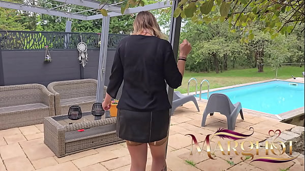 Fin de Saison d&rsquo;&Eacute;t&eacute; : Mon Mec Me Baise le Cul Fort, Me Dilate, Me Fait Squirter et Me Remplit de Sperme sur la Terrasse