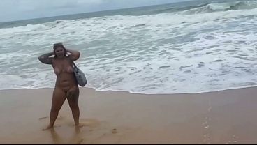 Ruiva se exibindo e faz boquete no marido na praia de nudismo e depois foi mamar um desconhecido roludo