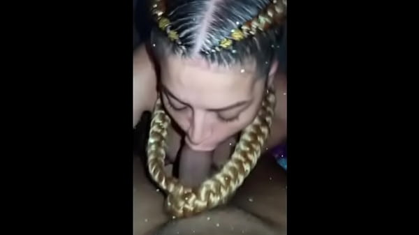 Con la vaca lola ordenando la polla