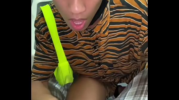 Download Video - Novinho mamando pau grande em p&uacute;blico - Gabriel Martins