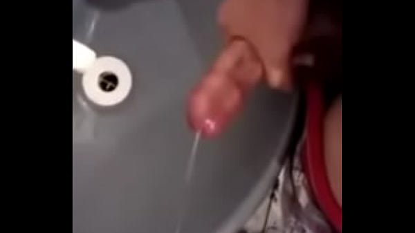 Punhetando no banheiro