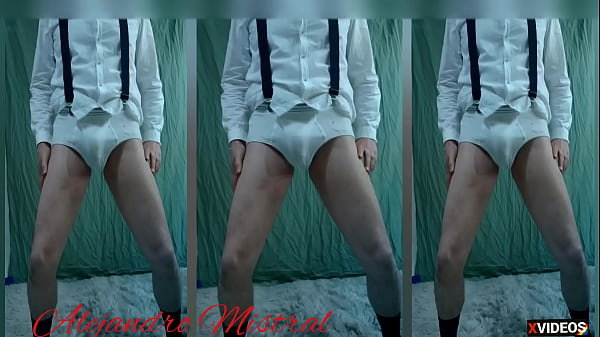 Aficionado se divierte en ropa interior blanca ...