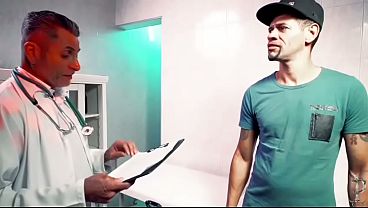 Dr. Mauro Fetichista atendendo os pacientes junto comigo e acabamos fodendo o Dr, na sala