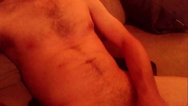 Solo Hairy Boy S'amusant. Grand Coup De Sperme