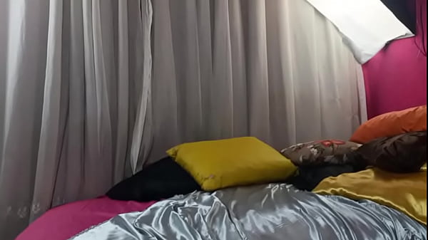 Linda boneca dotada sendo sarabulhada por pica ...