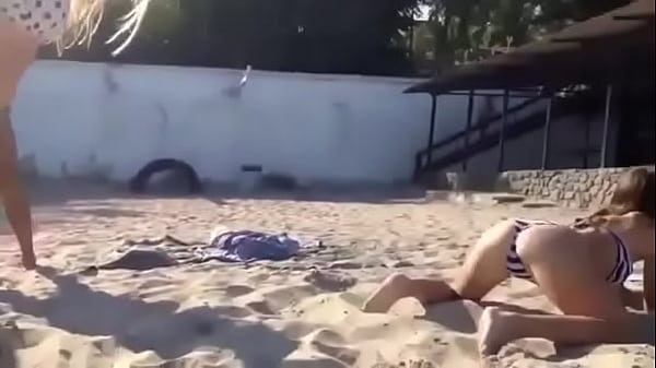 Girls shake ass well