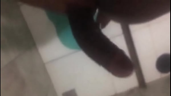 Negão batendo punheta no banho