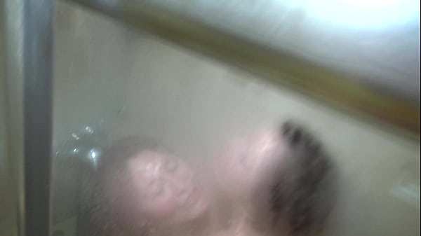 Une douche avec ma cherie dulce morena et le jeune mini tommy qui nous ...