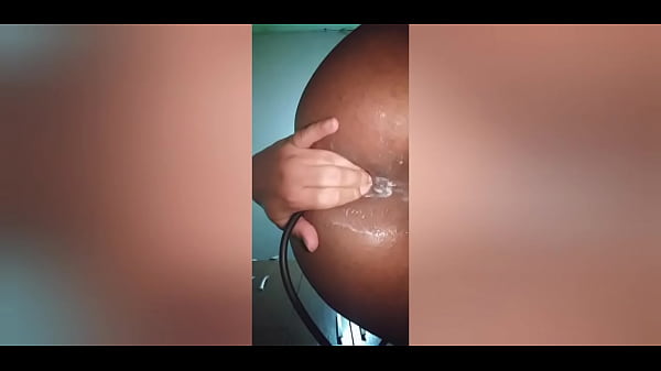 Experimentando o dilatador de cu, e expulsando ...