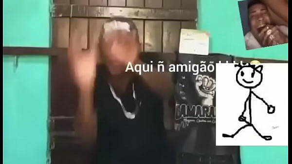 Gostosa mostrando os peitos meme