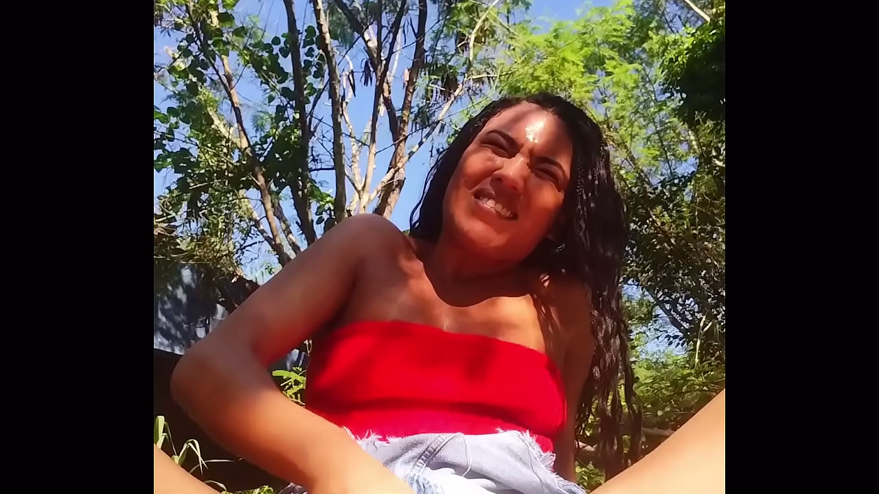 No meio do mato esfregando minha bucetinha at&eacute_ gozar