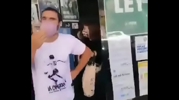 Trabajador argentino destroza emocionalmente a una terrible puta del gobierno y su local político