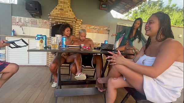 Download Video - Vazou na net&excl; Jovens influencers em troca de casal na Piscina Parte um caiu na net