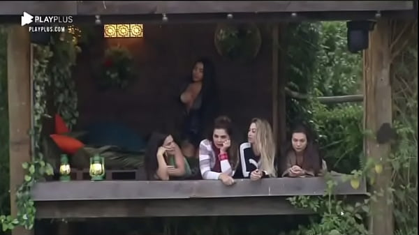 Mc Mirella pagando peitinho