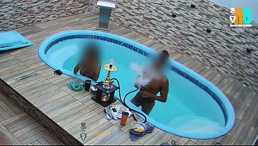 Corno grava Hotwife safada fodendo na piscina com o amante Realizador Baiano assistindo Jogo da Copa do mundo. #flagra , #vazado completo no Red