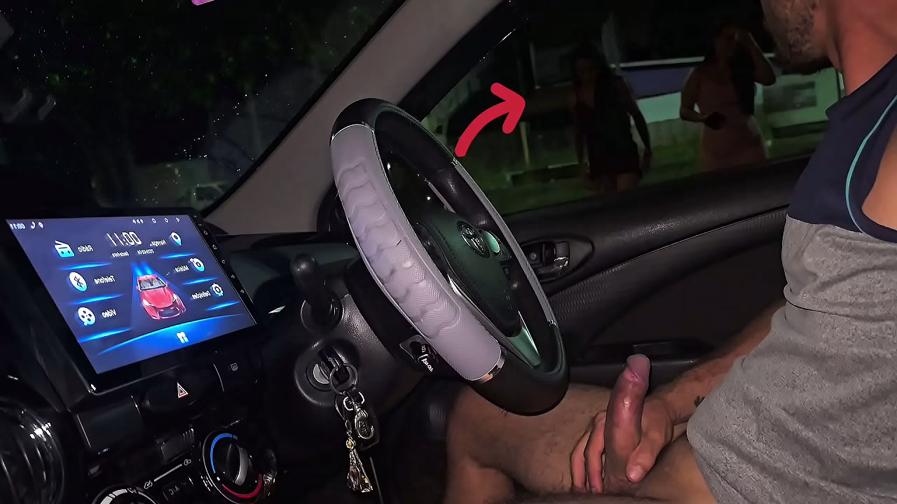 Punheta arriscada para duas morenas na rua