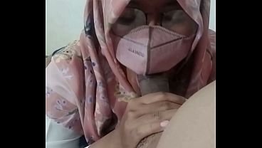 Tante Riani sepong kontol dan menikmatinya