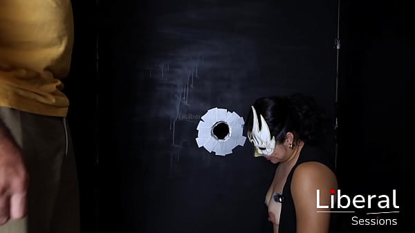 Download Video - Hotwife entrega el culo a desconocidos a lado de su esposo