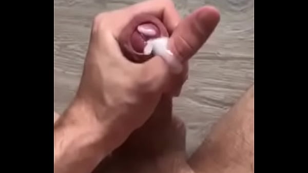 Kleiner Junge Spritzt Eine Dicke Ladung Ab