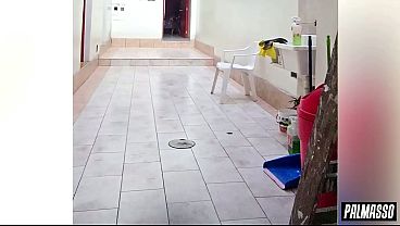 Na rua, uma mulher casada e com a bucetinha peluda encont leva o amante para um motel para fazer sexo. Ela geme de prazer e dor quando ele transa com ela e tem orgasmo ao mesmo tempo que seu amante