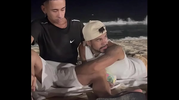 Mamou o novinho na praia em público ( Completo ...