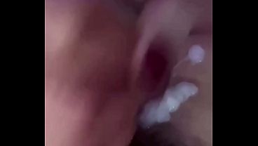 MIRA COMO TERMINE CORRIENDOME EN ABUNDANCIA DESPUES DE HABERME MASTURBADO SUPER RICO Y SENTIR EL PLACER DE HACERLO HASTA LLEGAR AL ORGASMO MIENTRAS ESCUCHAS MIS GEMIDOS QUE TE PONDRAN ERECTO