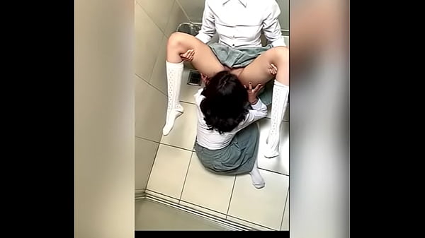 Download Video - Dos Alumnas Lesbianas Mexicanas Toc&aacute;ndose en el Ba&ntilde;o de la Escuela y Haciendo Sexo Oral&excl; Dos ESTUDIANTES LESBIANAS MEXICANAS Calientes en el Ba&ntilde;o de Mujeres se TOCAN Hasta TERMINAR&excl;