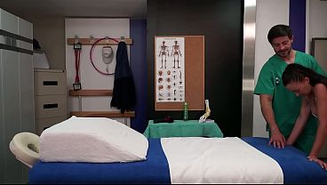 Masajista cachondo se corre en la boca de esta preciosa chica