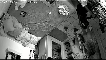 天井に設置されたカメラ：検閲なしで夜通し撮影。