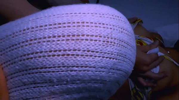 A diák és az anyja a nappaliban többet csináltak, mint simogatást