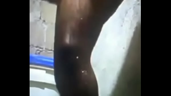 Mon Ami Lark Brunette Se Baignant