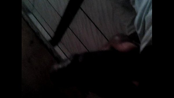 Negro jovem batendo uma punheta gostosa