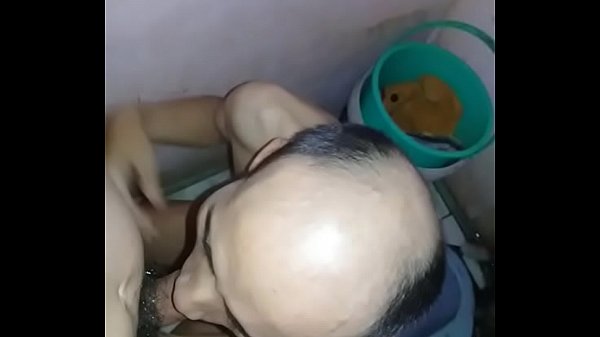 Download Video - Vừa b&uacute; cu vừa m&oacute;c t&uacute;i bị &dstrok;&aacute;nh lật mặt&period;