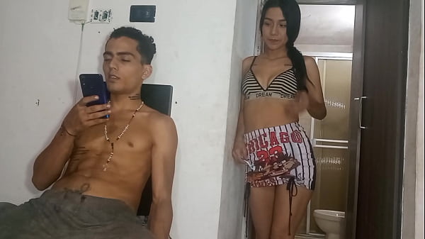 Download Video - llega mi hermanastra delgada a ofrecerme una noche de pasion y le digo que NO - PERO ELLA INSISTE Y ME TOCA DARLE PENE PARA QUE ELLA SE CALME - SUB ESPANOL
