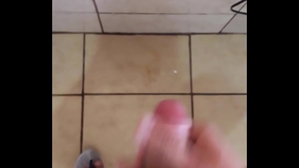 Novinho 18 anos batendo punheta