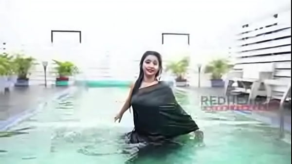 HOt bangali girl bathing in saree ,at swimingpool
