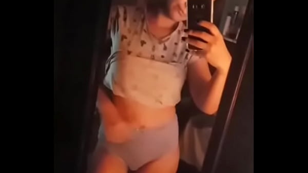 Download Video - Chica amateur muestra calzon de su mama y el suyo